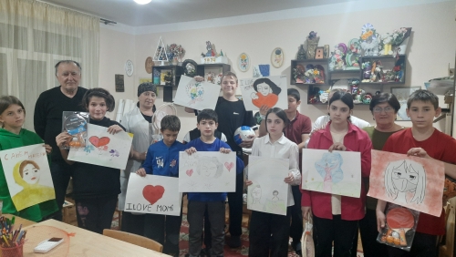 Конкурс рисунков в честь Дня Матери.